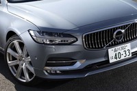 T字を描くヘッドランプは、ボルボのアイコンのひとつ。北欧神話に登場するトールという雷神が持つ、ハンマーをイメージしたという。