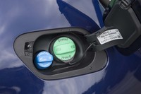 EA288型エンジンは排ガス処理システムとして酸化触媒やディーゼルパティキュレートフィルター、尿素SCRシステムを採用。尿素水溶液「AdBlue」の補給口（青いほう）は給油口と並んでレイアウトされる。