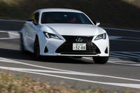 “Fスポーツ”には、四輪操舵機構「レクサス・ダイナミック・ハンドリングシステム」が標準装備となる。
