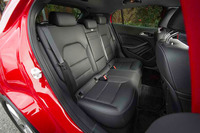 後部座席は3人掛け。フロントシートともども、シート表皮には合成皮革の「レザーARTICO」を使用している。