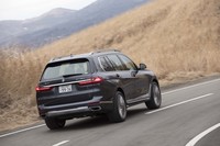 オプションの「エグゼクティブドライブプロフェッショナル」（＋50kg）や「スカイラウンジパノラマガラスサンルーフ」（＋10kg）を備えたテスト車の車両重量は2500kgに達していた。前後重量配分は1150kg：1350kg＝46：54。