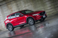 今回の改良では、ディーゼルエンジンを「CX-8」から導入が進められている最新のものに変更したほか、ガソリンエンジンも大幅改良。2.5リッターガソリンエンジンには、マツダ初となる気筒休止システムが採用された。