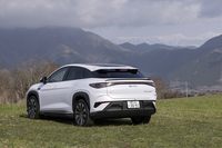 構造体の一部としてフロアに搭載される駆動用バッテリーは、BYD車ではおなじみのリン酸鉄タイプ。容量は82.56kWhで、WLTCモードの一充電走行距離はRWD車が590km、4WD車が540km。