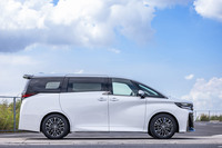 「ヴェルファイアZプレミア」のボディーサイズは全長×全幅×全高＝4995×1850×1945mm、ホイールベースは3000mm。全長が45mm増となった以外は、従来モデルと共通である。