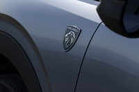 フロントフェンダーにはフラットデザインのプジョーエンブレムが貼られる。