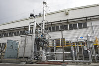 水素発生装置に隣接して設けられた、加硫工程に熱を送るボイラー。電熱装置を導入せず、わざわざ電気から水素を生成して燃料として使うのには理由がある。タイヤの加硫工程では求められる熱の変動が大きいので、レスポンスに劣る電熱装置では対応できないのだ。