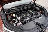 ハイブリッドシステム全体の最高出力は136PS（100kW）。WLTCモードでの燃費は、FF車が27.7km/リッター、4WD車が26.2km/リッターとなっている。