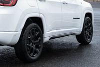 「ジープ・コンパス」に黒と赤のアクセントが目を引く限定車「ブラックシャーク」登場の画像