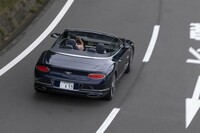 ソフトトップの開閉に要する時間はそれぞれ約19秒。トランクルームと後席背もたれの間にZ字型に折り畳まれて収納される。