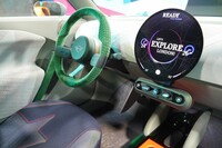 1959年にアレック・イシゴニスが描いたのと同様に、必要なものだけを備えたというダッシュボード。ステアリングホイールと丸いセンタースクリーン、わずかなトグルスイッチのみがレイアウトされる。