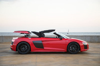 ソフトトップはオープン／クローズの双方向とも20秒を要する。50km/h以下なら走行中の開閉も可能。