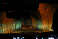 遊園地のアトラクションを思わせるこちらのトンネルは、心霊スポットとしても有名な奥米トンネル。地質の柔らかい房総半島には、こうした素掘りのトンネルが無数にある……と、「スバロード」のガイド機能が教えてくれた。