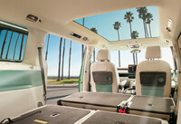 「ID. Buzz」のカタログ写真より。こういう世界観に憧れてしまうのは、われわれ3人だけではないはず。