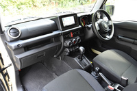 水平基調のインテリアは、乗員が車両の向きや傾きを把握しやすいというメリットも。ダッシュパネルの表面には、傷や汚れを目立たせない加工が施されている。