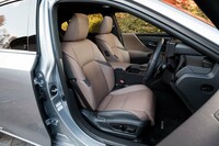 試乗車のインテリアカラーは新色の「モーヴ」。グレーがかったブラウンという自動車の内装としては新鮮な色味だ。