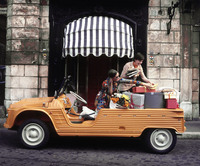 たとえ演出と分かっていても、今日の自動車カタログにはないピース感があふれている。1974年の写真。