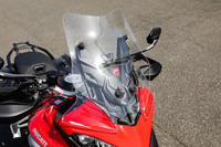 快適性の向上も「ムルティストラーダV4」の大きなトピック。簡単に高さ調整が可能なウインドシールドや、ライダーの足元に風を送って快適性を高めるウイングなどが装備される。