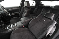 「300 SRT8」には、イタリア・ポルトローナ フラウ社の“フォリーニョ”レザーインテリアトリムが採用されている。