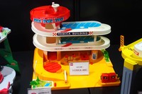 こちらは“舞台・コースもの”の元祖、トミカビル。初代は1971年に発売され、これまでモデルチェンジが繰り返されてきた。