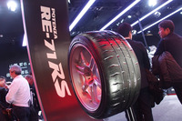 東京オートサロン2020のブリヂストンブースに展示された「ポテンザRE-71RS」。