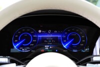 フル液晶のコックピットディスプレイは、ステアリングホイールのスイッチによりさまざまな情報を呼び出したり、表示を切り替えたりできる。