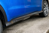 ボディーサイドのガーニッシュは「RS」「ハイブリッドRS」と同形状だが、カラーリングはクリスタルブラックからグレーメタリックへと変更されている。