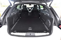 後席を倒して荷室を最大化した状態。後席の背もたれ部分には、若干の傾斜が残る。