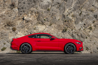 ロングノーズ・ショートデッキのプロポーションは「マスタング」の伝統。新型ではそこに優雅さが加わっている。