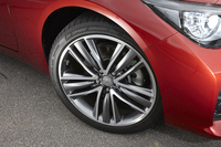 「スカイライン」は全グレードにランフラットタイヤを採用。「Type SP」のタイヤサイズは、ターボ車、ハイブリッド車ともに245/40RF19となっている。
    