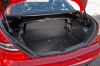 荷室の容量はルーフクローズ時が312リッター、オープン時は202リッター（AMGスポーツパッケージ装着車の場合。標準車はそれぞれ335リッターと225リッター）。トランク内には、ルーフオープン時に荷物が干渉するのを防ぐ引き出し式のカバーが装着される。（クリックすると、ルーフ開閉時の荷室の様子が見られます）