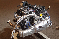 「718ボクスターS」に搭載される、2.5リッター水平対向4気筒ターボエンジン。可変ジオメトリー機構付きのターボチャージャーを備え、最高出力350psを発生する。