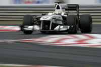 ザウバーは、チーム300戦目の記念すべきGPでダブル入賞。ペドロ・デ・ラ・ロサ（写真）は、2006年にここハンガリーで記録した自身唯一のポイント獲得から4年で2度目の得点に成功、7位でフィニッシュした。小林可夢偉は予選でピットレーン信号無視をしでかし5グリッド降格、23位とテールエンダーとしてスタート。レースでは抜きにくいサーキットで健闘し、なんと9位でゴール、今年4回目の入賞を果たした。（写真＝Sauber）