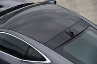 「カーボンファイバールーフ」は、30万9000円のオプション。「Fタイプ クーペ」全モデルで選択可能。