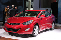 「ヒュンダイ・エラントラ」。日本車では「カローラ」や「シビック」がライバルにあたる。LAショーでの競争力はかなり高い。あとは、走ってどうか？　日本では買えませんが。