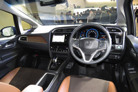 「シャトル ハイブリッドZ」のインテリア。
    