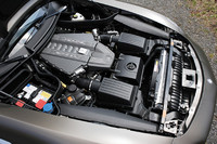 ドライサンプ式の6.2リッターV8エンジンは、長いボンネットの下、最もキャビン寄りの低い位置に搭載される。トランスアクスルレイアウトと相まって、前後重量配分は47：53を実現。