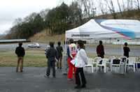 
	他者のドライビングを観察するのも勉強のうち。
	インストラクターが無線でドライバーに送るアドバイスは他の参加者も聞けるので、参考になる。
	 