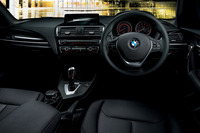 内装はブラックを基調にクロームのアクセントが施されている。