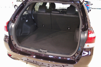 「カローラフィールダー」の荷室。
    