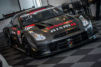 こちらは、日産の「GT-R ニスモGT500」。2013年までのマシンに比べ、より量産車に近いフォルムをまとう。