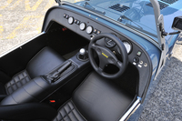 他の「セブン」と同じく、インテリアは至ってシンプル。ダッシュボードには各種計器やスイッチ類が、整然と配置されている。