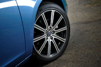 「T6 AWD」は8.0J×18インチのアルミホイールに235/40R18サイズのタイヤの組み合わせ。なお、エントリーグレードの「T4]は16インチとなる。
    