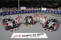 ジャコバン広場でファンに囲まれながら、アウディチームが集合写真の撮影にのぞむ。
（写真＝アウディ）