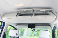 オーバーヘッドボックスの容量は24.4リッター。前席上部にもオーバーヘッドコンソールが備わる。