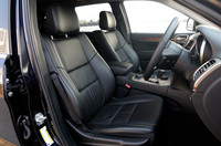 「リミテッド」には本革シートが標準で備わり、シートヒーターやヒーテッドステアリングホイールなども装備される。