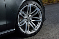 
    「RS 6アバント」は、20インチの鍛造アルミホイールに275/35R20サイズのタイヤの組み合わせが標準。オプションで21インチのものも用意されている。
    