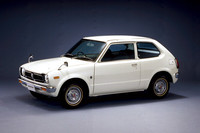 初代「ホンダ・シビック」
小説は1980年代初頭なので、「シビック」はすでに2代目になっている。しかし、どうやらあまり裕福ではない母子家庭なので、おそらく初代を中古で購入したのではないか。
