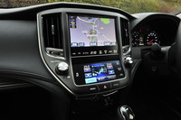 センタークラスター下段の5インチTFTタッチディスプレイは「トヨタオペレーションタッチ」と呼ばれる。エアコンや車両設定操作などのスイッチが集約されている。