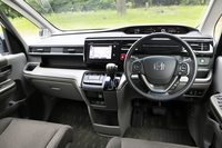 「G」のインストゥルメントパネルまわり。ダッシュボード上面のインパネアッパーボックスをはじめ、各所に収納が設けられている。