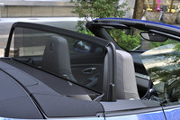 2秒で上昇するウインドディフレクターを立てると、オープン状態でも室内への風の巻き込みがほとんどなくなる。その効果は、オープンカーに乗っている雰囲気がなくなって寂しくなるほど。